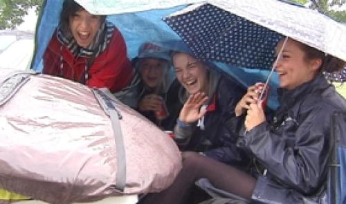 Les Ardentes : les campeurs sous la pluie