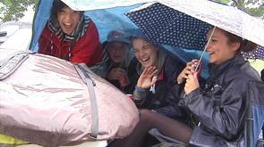 Les Ardentes : les campeurs sous la pluie