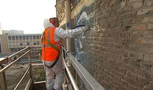 Liège :  dégraffitage  en hauteur
