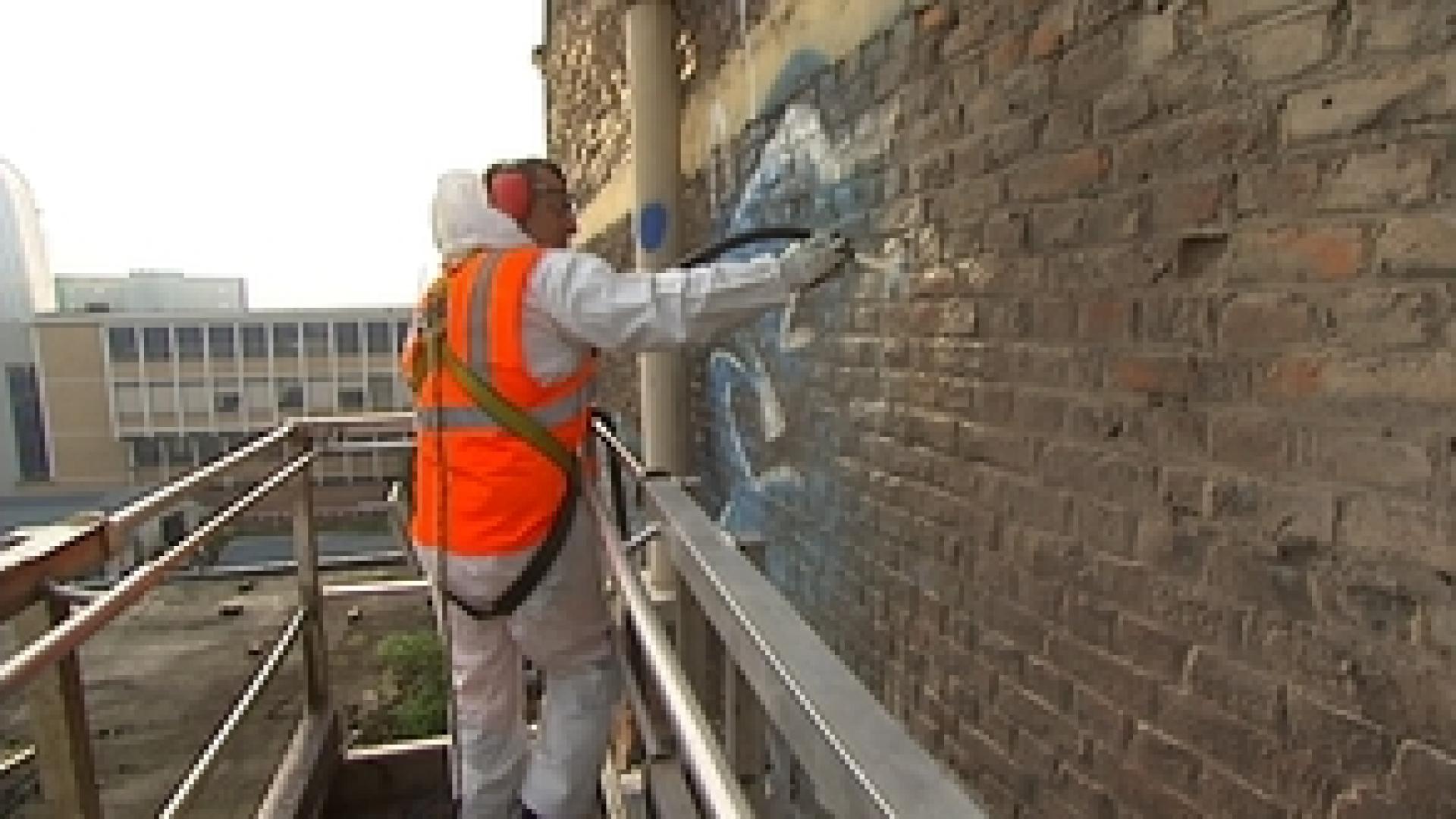 Liège :  dégraffitage  en hauteur