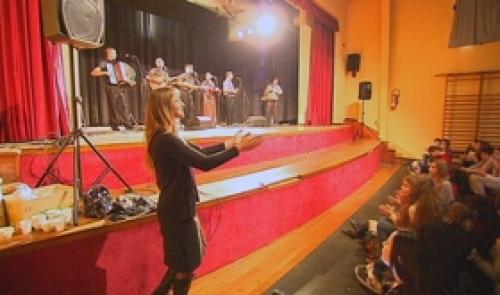 Jeunesses musicales : un groupe tzigane dans les écoles