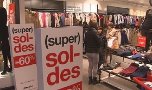 Les soldes débutent sous la pluie