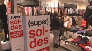 Les soldes débutent sous la pluie