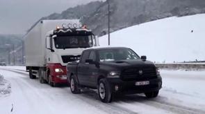 Neige : des 4x4 aident les poids lourds à Remouchamps