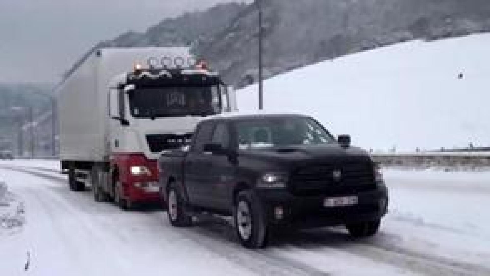 Neige : des 4x4 aident les poids lourds à Remouchamps