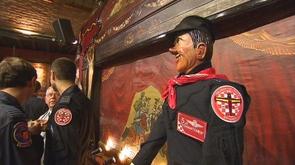 Tchantchès reçoit le costume de Commandant Aviateur