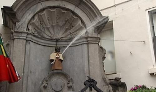 Manneken Pis : habillée par la confrérie de Saint-Antoine de Blehen