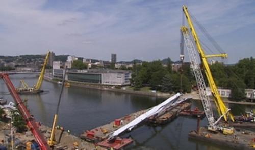 Passerelle sur la Meuse : installation délicate