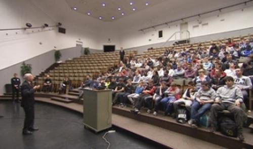 L'astronaute Dirk Frimout rencontre une centaine d'étudiants