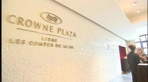 Le Crowne Plaza en équilibre