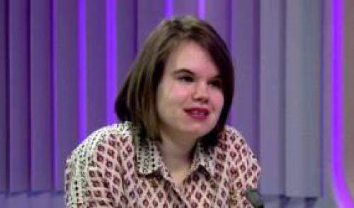 Focus : Il portait un pull rouge