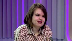 Focus : Il portait un pull rouge