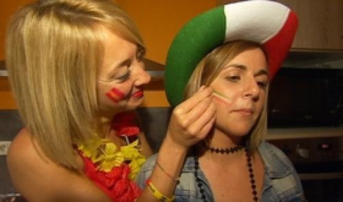 Deux amies, une Espagnole, une Italienne pour le duel Italie - Espagne