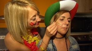 Deux amies, une Espagnole, une Italienne pour le duel Italie - Espagne