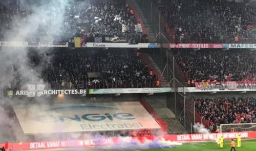 Jets de fumigènes : l'arbitre met fin au match Standard/Anderlecht !