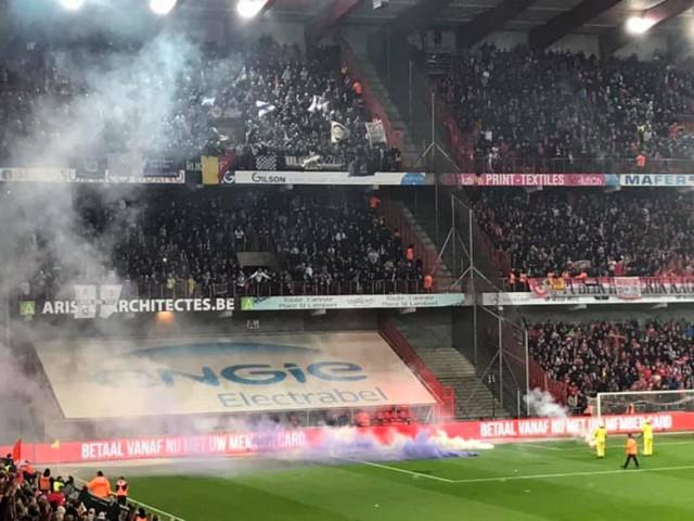 Jets de fumigènes : l'arbitre met fin au match Standard/Anderlecht !