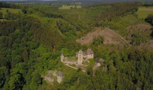 Vu du Ciel de l'été :  5 anciens  châteaux-forts féodaux