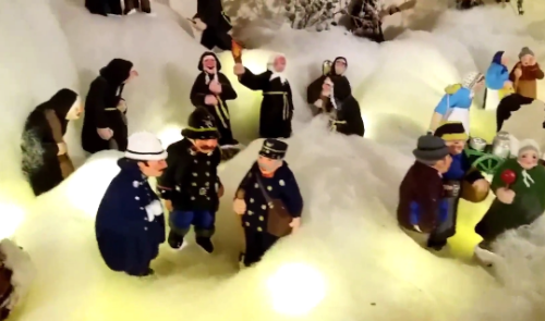 Un jolie crèche privée, riche en santons