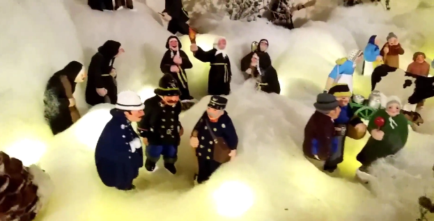 Un jolie crèche privée, riche en santons