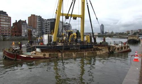 La deuxième péniche sortie de l'eau