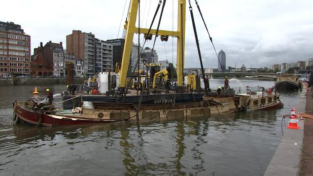 La deuxième péniche sortie de l'eau