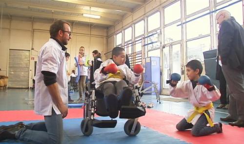 La ministre Simonis avec les enfants infirmes moteurs cérébraux