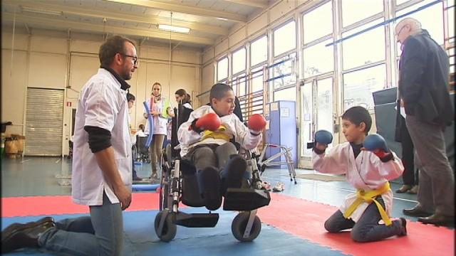 La ministre Simonis avec les enfants infirmes moteurs cérébraux