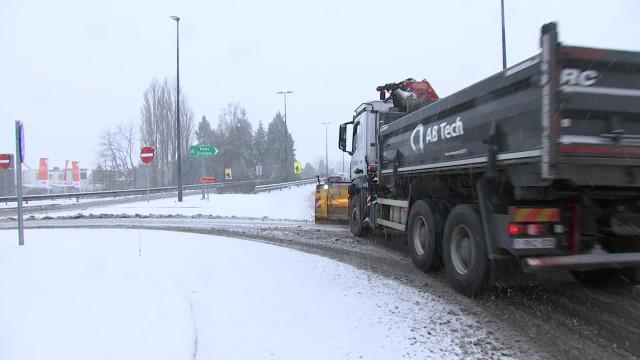 La neige tombe comme prévu: les épandeuses en alerte 
