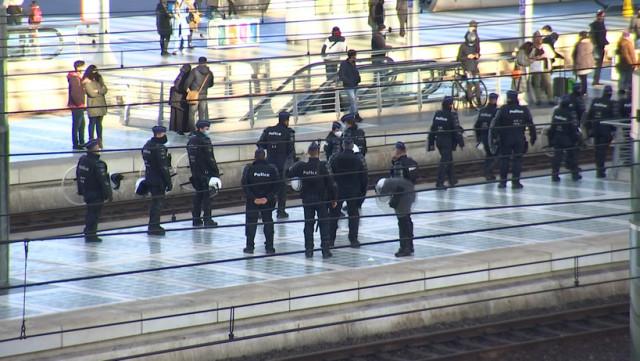 La police déploie un impressionnant dispositif anti-émeute à Liège