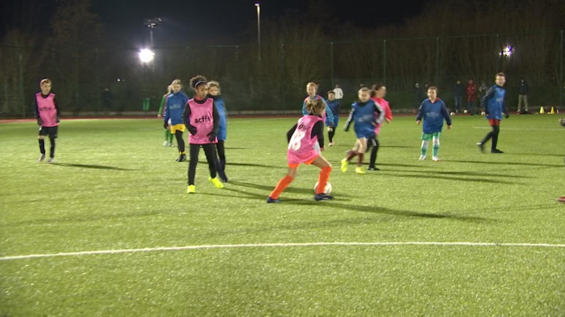 Le football attire toujours plus de filles 