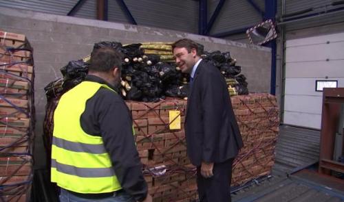 Le ministre Ducarme en visite à l'aéroport cargo de Liège 
