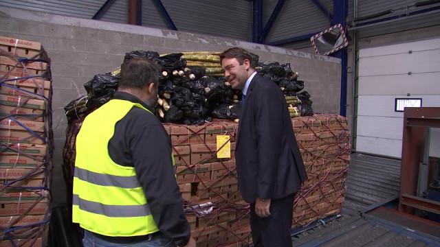 Le ministre Ducarme en visite à l'aéroport cargo de Liège 