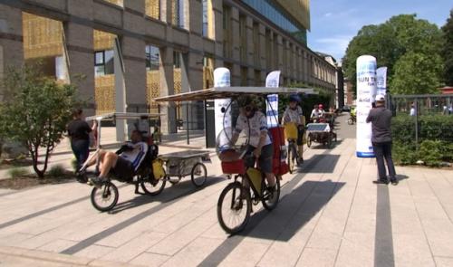 Le peloton du Tour d'Europe en vélo solaire de passage à Seraing
