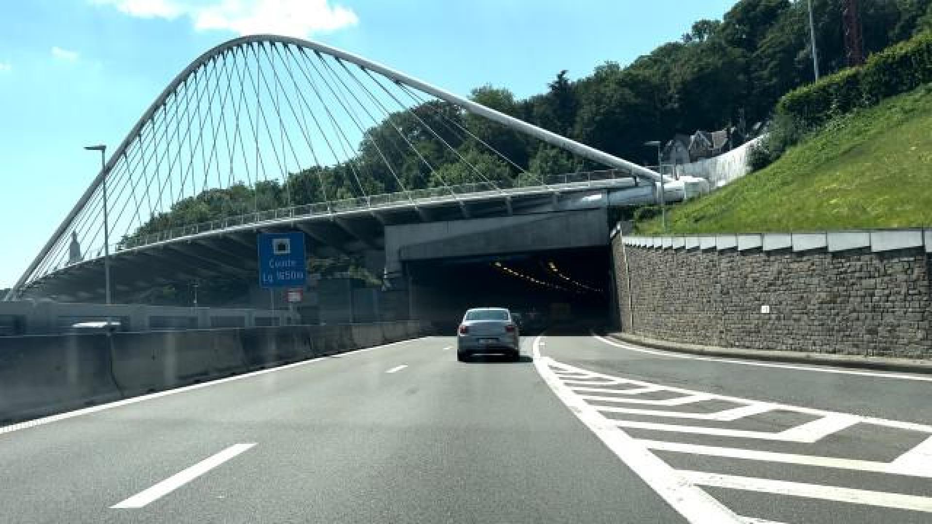 Accident entre un poids lourd et une voiture à l'entrée du tunnel de Cointe