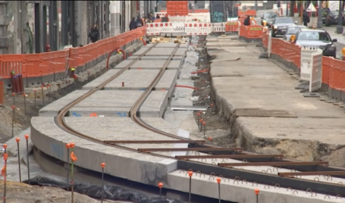 Les dalles préfabriquées contenant rails et pavés sont posées rue Léopold