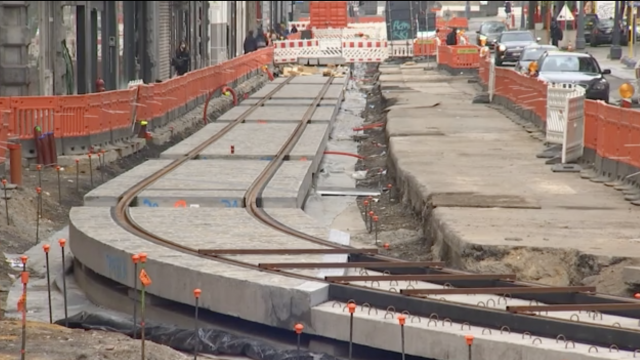 Les dalles préfabriquées contenant rails et pavés sont posées rue Léopold
