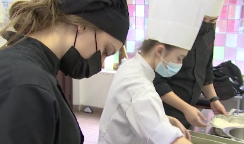 Les élèves en hôtellerie cuisinent pour les étudiants de la Haute Ecole