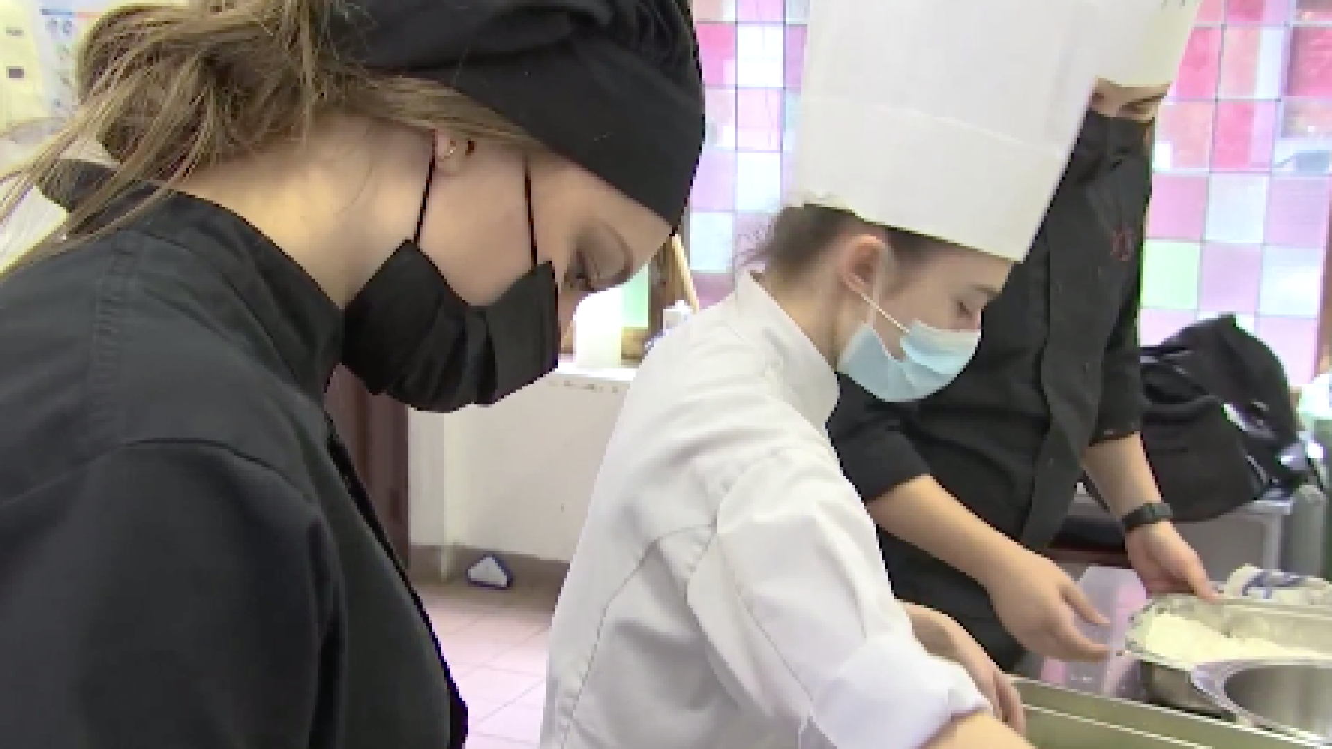 Les élèves en hôtellerie cuisinent pour les étudiants de la Haute Ecole