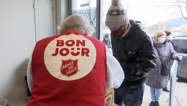 Les files s'allongent chaque jeudi à l'Armée du Salut