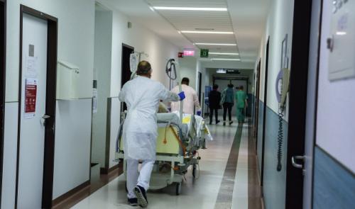 Les hôpitaux ferment des lits de soins intensifs par manque de personnel