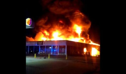 Les images impressionnantes et le récit de l'incendie dans un garage à Amay