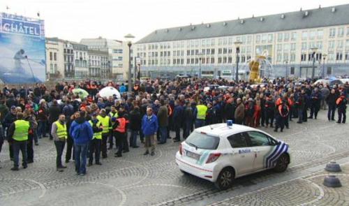 Les policiers manifestent place Saint-Lambert