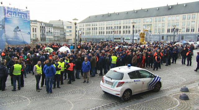Les policiers manifestent place Saint-Lambert