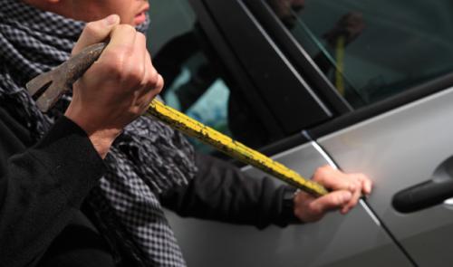 Liège : pris en flagrant délit de vol dans des voitures