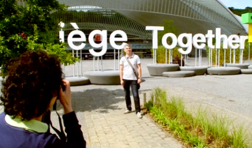 Liege Together en lettres géantes devant la gare à Liège