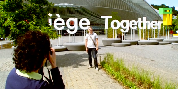 Liege Together en lettres géantes devant la gare à Liège