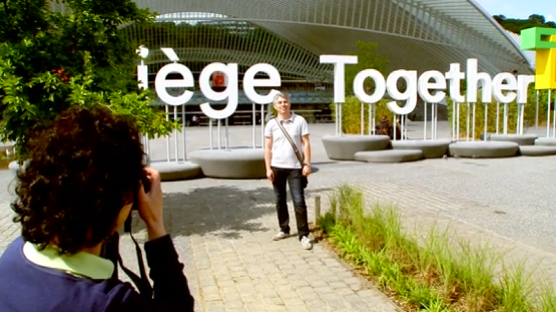 Liege Together en lettres géantes devant la gare à Liège