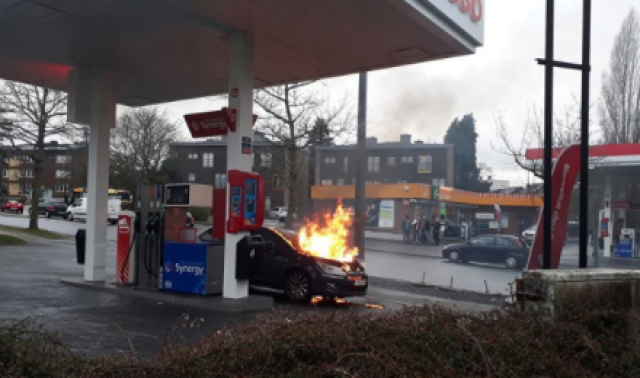 Liège: un véhicule en feu à une station essence