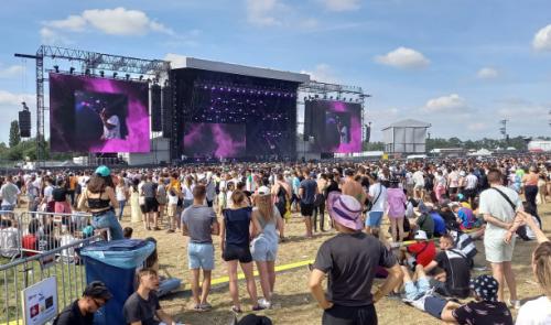 Mad'in Ardentes J3 : vivre la vibe avec Damso et les joies du camping