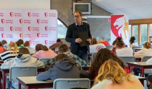 Martin Charlier en instituteur pour la dictée des Classiques ardennaises